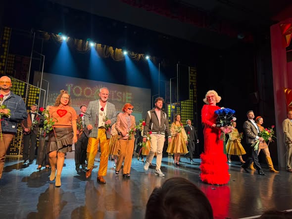 Zdjęcie z wyjścia Koła do Teatru Rozrywki w Chorzowie na musical „Tootsie”.